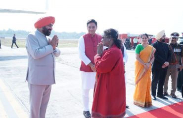 राष्ट्रपति श्रीमती द्रौपदी मुर्मु को जौलीग्रांट एयरपोर्ट पर विदाई देते हुए राज्यपाल लेफ्टिनेंट जनरल गुरमीत सिंह (से नि)।