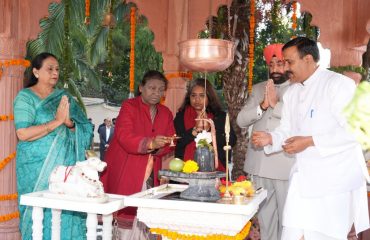 शिव मंदिर में पूजा-अर्चना करती हुईं राष्ट्रपति श्रीमती द्रौपदी मुर्मु साथ में राज्यपाल।