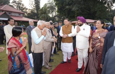 स्वल्पाहार कार्यक्रम के अवसर पर मुख्यमंत्री पुष्कर सिंह धामी एवं अन्य महानुभावों से मुलाकात करते हुए राज्यपाल लेफ्टिनेंट जनरल गुरमीत सिंह (से नि) ।