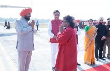 राष्ट्रपति श्रीमती द्रौपदी मुर्मु को जौलीग्रांट एयरपोर्ट पर विदाई देते हुए राज्यपाल लेफ्टिनेंट जनरल गुरमीत सिंह (से नि)।
