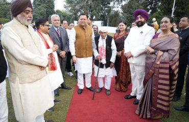 स्वल्पाहार कार्यक्रम के अवसर पर मुख्यमंत्री पुष्कर सिंह धामी एवं अन्य महानुभावों से मुलाकात करते हुए राज्यपाल लेफ्टिनेंट जनरल गुरमीत सिंह (से नि) ।