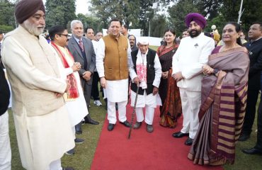 स्वल्पाहार कार्यक्रम के अवसर पर मुख्यमंत्री पुष्कर सिंह धामी एवं अन्य महानुभावों से मुलाकात करते हुए राज्यपाल लेफ्टिनेंट जनरल गुरमीत सिंह (से नि) ।