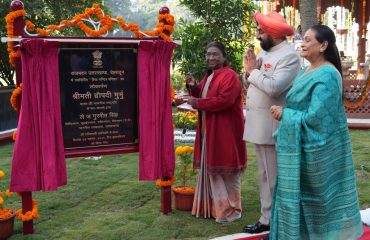 राजभवन में नवनिर्मित शिव मंदिर परिसर का लोकार्पण करती हुईं राष्ट्रपति श्रीमती द्रौपदी मुर्मु साथ में राज्यपाल लेफ्टिनेंट जनरल गुरमीत सिंह (से नि)।