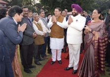 स्वल्पाहार कार्यक्रम के अवसर पर मुख्यमंत्री पुष्कर सिंह धामी एवं अन्य महानुभावों से मुलाकात करते हुए राज्यपाल लेफ्टिनेंट जनरल गुरमीत सिंह (से नि) ।;?>