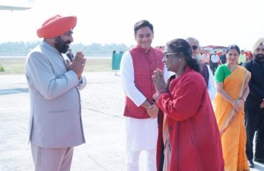 राष्ट्रपति श्रीमती द्रौपदी मुर्मु को जौलीग्रांट एयरपोर्ट पर विदाई देते हुए राज्यपाल लेफ्टिनेंट जनरल गुरमीत सिंह (से नि)।