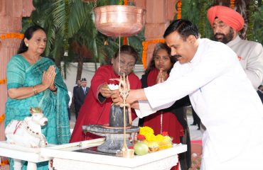 शिव मंदिर में पूजा-अर्चना करती हुईं राष्ट्रपति श्रीमती द्रौपदी मुर्मु साथ में राज्यपाल।