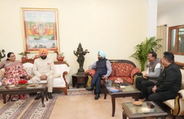 प्रदेश के वरिष्ठ अधिकारियों से राजभवन में मुलाकात कर परिवारजनों सहित दीपावली की बधाई देते हुए राज्यपाल लेफ्टिनेंट जनरल गुरमीत सिंह (से नि)।