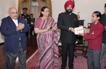 बाल दिवस के अवसर पर राजभवन में हिम ज्योति स्कूल की बच्चियों को उपहार भेंट करते हुए राज्यपाल लेफ्टिनेंट जनरल गुरमीत सिंह (से नि)।