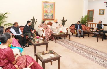 .दीपावली मिलन कार्यक्रम में राजभवन के अधिकारियों और कर्मचारियों को दीपावली की बधाई देते हुए राज्यपाल लेफ्टिनेंट जनरल गुरमीत सिंह (से नि)।