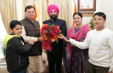 राज्यपाल लेफ्टिनेंट जनरल गुरमीत सिंह (से नि) से शिष्टाचार भेंट कर मुलाकात कर दीपावली की बधाई एवं शुभकामनाएं देते हुए मुख्यमंत्री श्री पुष्कर सिंह धामी।