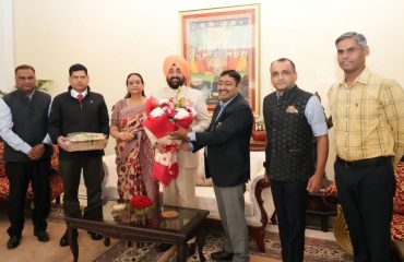 प्रदेश के वरिष्ठ अधिकारियों से राजभवन में मुलाकात कर परिवारजनों सहित दीपावली की बधाई देते हुए राज्यपाल लेफ्टिनेंट जनरल गुरमीत सिंह (से नि)।