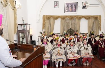 राजभवन में लद्दाख क्षेत्र की हनु आर्यन घाटी के छात्र-छात्राओं को संबोधित करते हुए राज्यपाल लेफ्टिनेंट जनरल गुरमीत सिंह (से नि)।