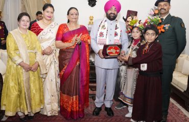 राजभवन में ‘‘राष्ट्रीय एकता यात्रा’’ पर आए टीम के लीडर मेजर अभिषेक यादव को स्मृति चिन्ह देकर सम्मानित करते हुए राज्यपाल लेफ्टिनेंट जनरल गुरमीत सिंह (से नि)।