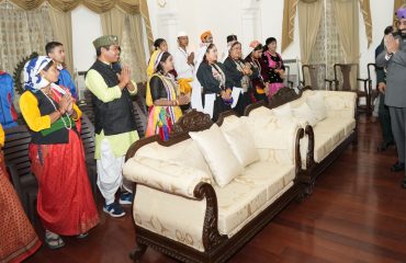 जनजाति गौरव दिवस के अवसर पर उत्तराखण्ड की थारू, बुक्सा, जौनसारी और भोटिया जनजाति समुदाय के लोगों से मुलाकात करते हुए राज्यपाल लेफ्टिनेंट जनरल गुरमीत सिंह (से नि)।