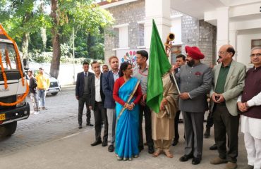 ‘‘विकसित भारत संकल्प यात्रा’’ को हरी झंडी दिखाकर रवाना करते हुए राज्यपाल लेफ्टिनेंट जनरल गुरमीत सिंह (से नि)।