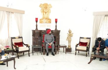 Governor Lt Gen Gurmt Singh (Retd) interacts with the students of Jharkhand on the occasion of State Foundation Day of Jharkhand.