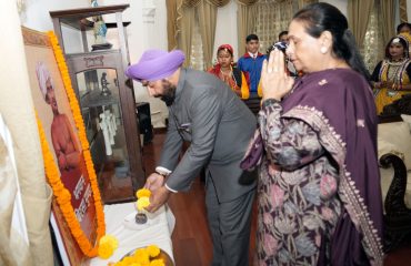 भगवान बिरसा मुंडा की जयंती पर उन्हें श्रद्धासुमन अर्पित करते हुए राज्यपाल लेफ्टिनेंट जनरल गुरमीत सिंह (से नि)।