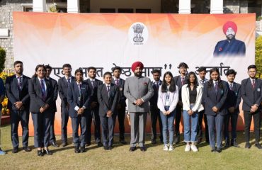 Governor Lt Gen Gurmit Singh (Retd) with students of Jharkhand.