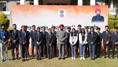 Governor Lt Gen Gurmit Singh (Retd) with students of Jharkhand.