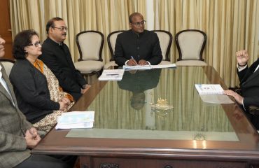 सहकारिता विभाग के अधिकारियों से विभागीय योजनाओं और कार्यक्रमों की जानकारी लेते हुए राज्यपाल लेफ्टिनेंट जनरल गुरमीत सिंह (से नि)।