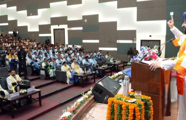 दीक्षांत समारोह को संबोधित करते हुए राज्यपाल लेफ्टिनेंट जनरल गुरमीत सिंह (से नि)।
