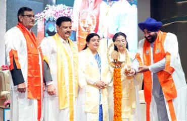 उत्तरांचल विश्वविद्यालय के दीक्षांत समारोह का शुभारंभ करते हुए राज्यपाल लेफ्टिनेंट जनरल गुरमीत सिंह (से नि)।