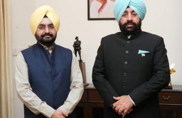राज्यपाल लेफ्टिनेंट जनरल गुरमीत सिंह (से नि) से शिष्टाचार भेंट करते हुए मुख्य सचिव डॉ. एस. एस. संधु।
