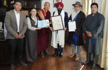 राज्यपाल लेफ्टिनेंट जनरल गुरमीत सिंह (से नि) से शिष्टाचार भेंट करते हुए तिब्बती संसद सदस्यों के प्रतिनिधिमंडल।