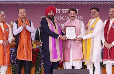 पी.एच.डी. धारक को उपाधि से सम्मानित करते हुए राज्यपाल लेफ्टिनेंट जनरल गुरमीत सिंह (से नि)।