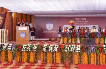 विश्वविद्यालय के 6वें दीक्षांत समारोह को संबोधित करते हुए राज्यपाल लेफ्टिनेंट जनरल गुरमीत सिंह (से नि)।