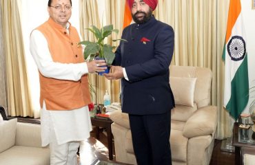 राज्यपाल लेफ्टिनेंट जनरल गुरमीत सिंह (से नि) से शिष्टाचार भेंट करते हुए मुख्यमंत्री श्री पुष्कर सिंह धामी।