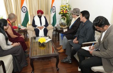 राज्यपाल लेफ्टिनेंट जनरल गुरमीत सिंह (से नि) से शिष्टाचार भेंट करते हुए तिब्बती संसद सदस्यों के प्रतिनिधिमंडल।