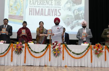सेमिनार में पुस्तक का विमोचन करते हुए राज्यपाल लेफ्टिनेंट जनरल गुरमीत सिंह (से नि)।