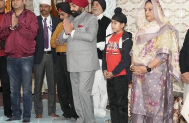 On the occasion of Guru Parv, Governor Lt Gen Gurmit Singh (Retd) reached Shri Nanaksar Satsang Sabha Gurdwara Sahib located at Raipur Road, Dehradun and paid obeisance.