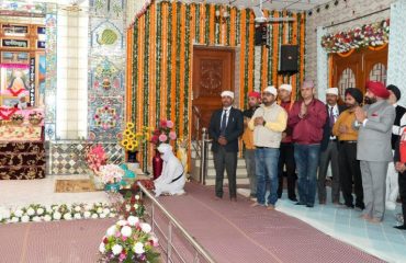 On the occasion of Guru Parv, Governor Lt Gen Gurmit Singh (Retd) reached Shri Nanaksar Satsang Sabha Gurdwara Sahib located at Raipur Road, Dehradun and paid obeisance.
