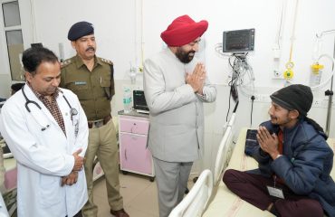 एम्स ऋषिकेश में सिलक्यारा सुरंग से रेस्क्यू किए गए श्रमिकों से मुलाकात कर उनका हालचाल जानते हुए राज्यपाल लेफ्टिनेंट जनरल गुरमीत सिंह (से नि)।