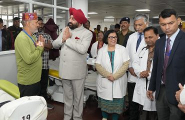 एम्स ऋषिकेश में सिलक्यारा सुरंग से रेस्क्यू किए गए श्रमिकों से मुलाकात कर उनका हालचाल जानते हुए राज्यपाल लेफ्टिनेंट जनरल गुरमीत सिंह (से नि)।