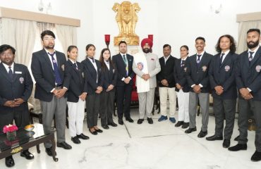Governor Lt Gen Gurmit Singh (Retd) with the volunteers who participated in the parade organized in the duty path at Raj Bhawan, Delhi.