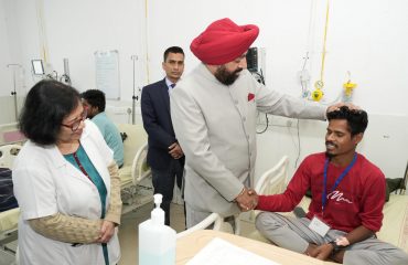 एम्स ऋषिकेश में सिलक्यारा सुरंग से रेस्क्यू किए गए श्रमिकों से मुलाकात कर उनका हालचाल जानते हुए राज्यपाल लेफ्टिनेंट जनरल गुरमीत सिंह (से नि)।