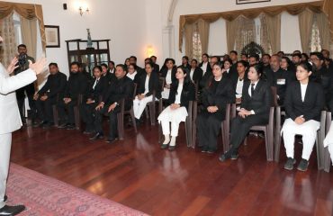 राजभवन में पीटीसी नरेन्द्र नगर में प्रशिक्षणरत सहायक अभियोजन अधिकारियों से वार्ता करते हुए राज्यपाल लेफ्टिनेंट जनरल गुरमीत सिंह (से नि)।