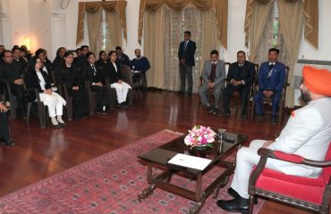 राजभवन में पीटीसी नरेन्द्र नगर में प्रशिक्षणरत सहायक अभियोजन अधिकारियों से वार्ता करते हुए राज्यपाल लेफ्टिनेंट जनरल गुरमीत सिंह (से नि)।