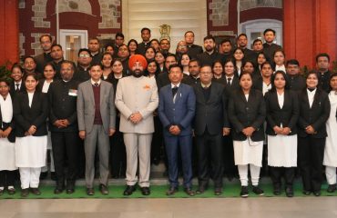 राजभवन में पीटीसी नरेन्द्र नगर में प्रशिक्षणरत सहायक अभियोजन अधिकारियों के साथ राज्यपाल लेफ्टिनेंट जनरल गुरमीत सिंह (से नि)।