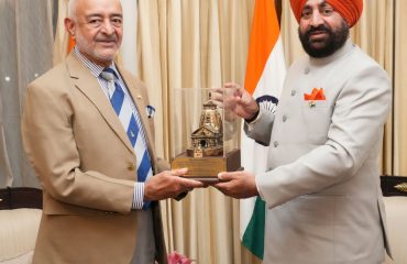 राज्यपाल लेफ्टिनेंट जनरल गुरमीत सिंह (से नि) से शिष्टाचार भेंट करते हुए अंडमान एवं निकोबार द्वीप समूह के उपराज्यपाल एडमिरल डी.के.जोशी(से. नि)।
