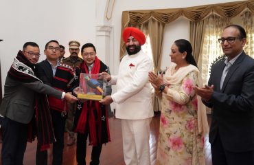 नागालैंड प्रदेश के राज्य स्थापना दिवस पर उत्तराखण्ड में निवास कर रहे नागालैंड राज्य के लोगों को स्मृति चिन्ह भेंट करते हुए राज्यपाल लेफ्टिनेंट जनरल गुरमीत सिंह (से नि)।