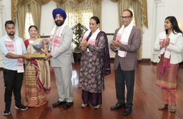 राजभवन में असम प्रदेश के राज्य स्थापना दिवस के अवसर पर आयोजित विविध सांस्कृतिक कार्यक्रमों की मनमोहक प्रस्तुतियां देखते हुए राज्यपाल।
