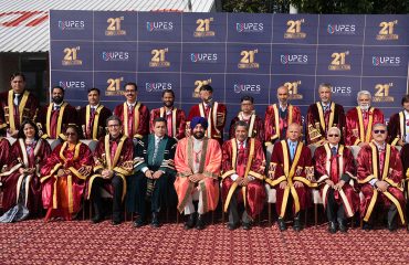 Governor Lt Gen Gurmit Singh (Retd) interacts with students.