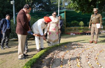 राजभवन में अत्यंत आकर्षक एवं कोमल पुष्प ट्यूलिप बल्ब का रोपण करते हुए राज्यपाल लेफ्टिनेंट जनरल गुरमीत सिंह (से नि)।