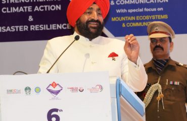 ग्राफिक एरा विश्वविद्यालय, देहरादून में छठवें वर्ल्ड कांग्रेस ऑन डिजास्टर मैनेजमेंट के समापन सत्र को संबोधित करते हुए राज्यपाल लेफ्टिनेंट जनरल गुरमीत सिंह(से नि)।
