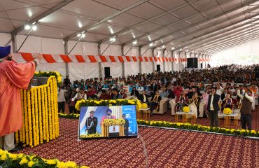 यूपीईएस के 21वें दीक्षांत समारोह को संबोधित करते हुए राज्यपाल लेफ्टिनेंट जनरल गुरमीत सिंह (से नि)।