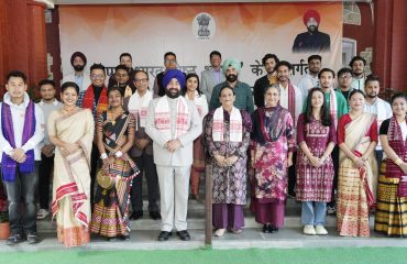 उत्तराखण्ड में निवास कर रहे असम राज्य के लोगों के साथ राज्यपाल।